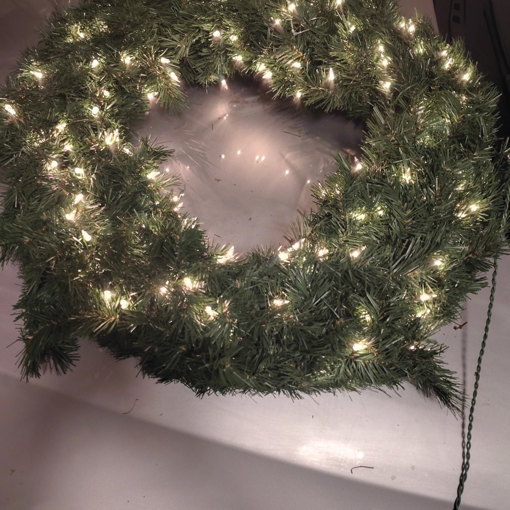 Illuminated Green Holiday Wreath